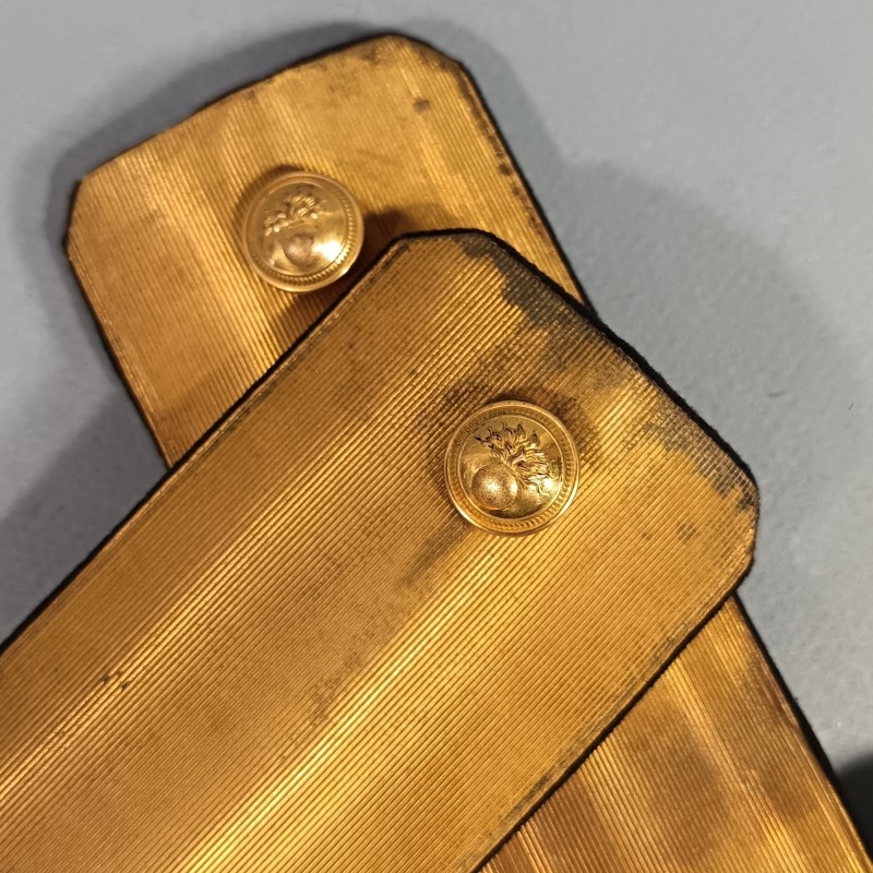 PAIRE D'EPAULETTES DE LIEUTENANT OU CAPITAINE D'OFFICIER D'INFANTERIE MODELE TROISIEME REPUBLIQUE 1914 TENUE 1931 EN BOITE